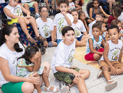 Katarina com as crianças da associação