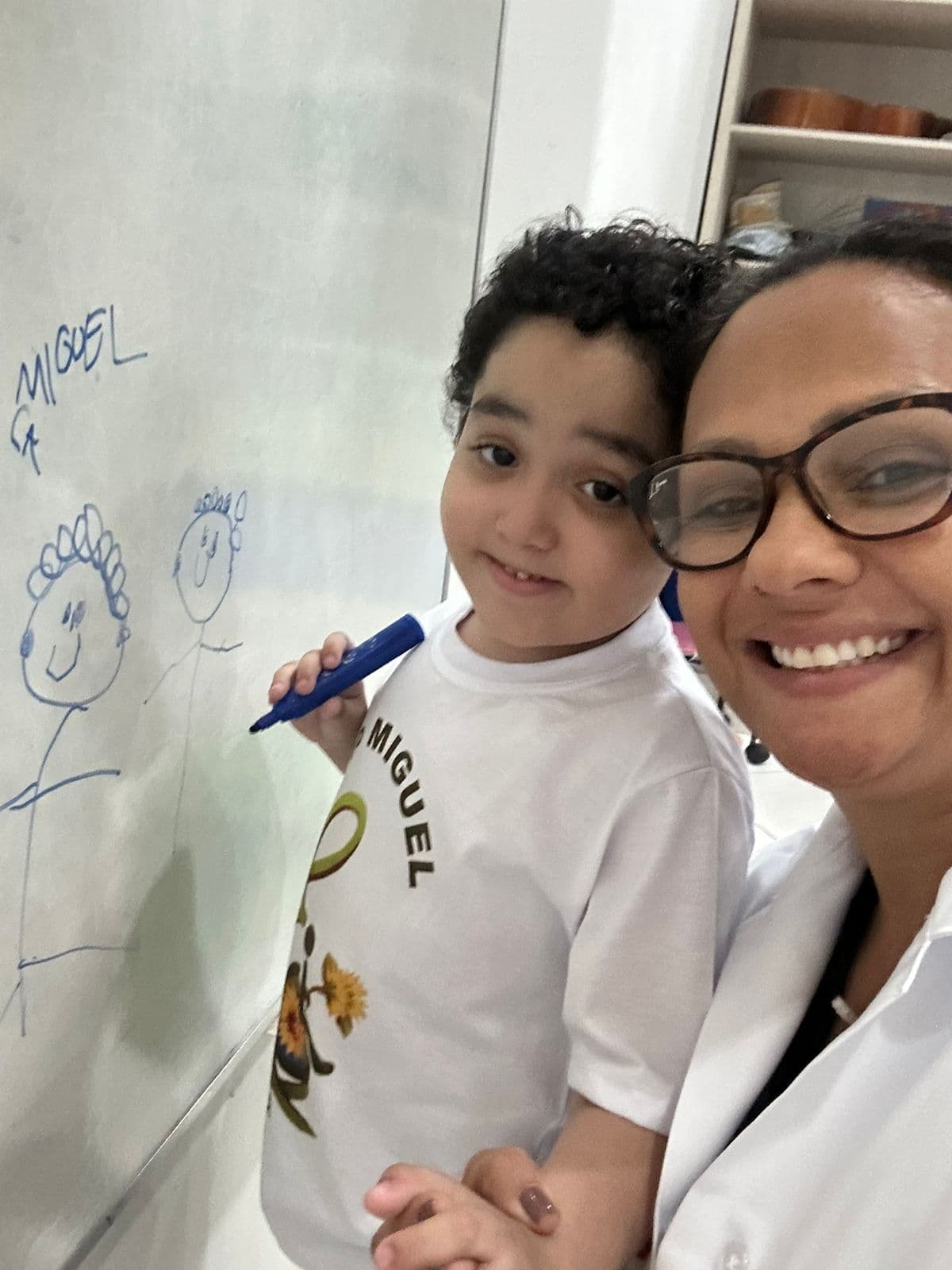 Criança realizando terapia desenvolvendo criatividade por meio do desenho